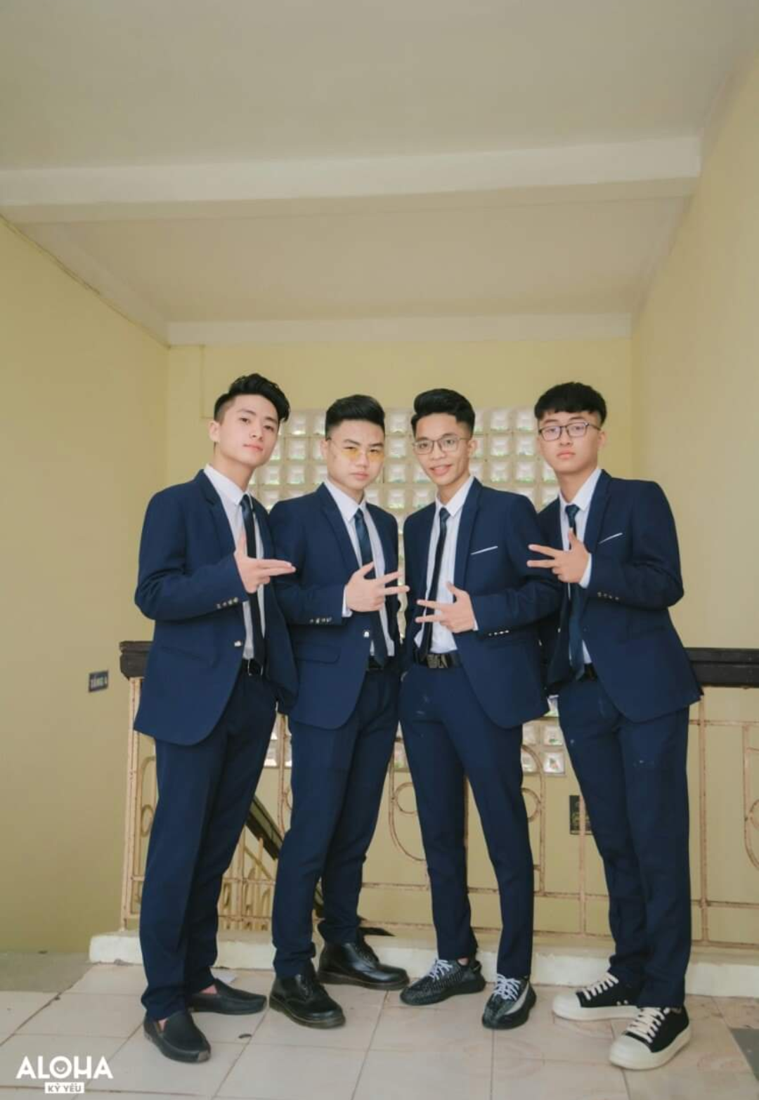 Với vẻ ngoài đẹp trai, không khó để nhận ra Lê Nam trong những bức ảnh tập thể thế này đúng không nào!