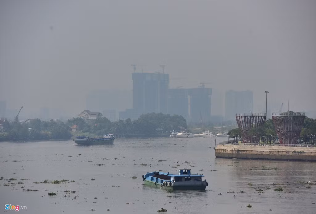 Người dân các quận ở phía đông lưu thông vào trung tâm thành phố qua cầu Sài Gòn sáng sớm nay.