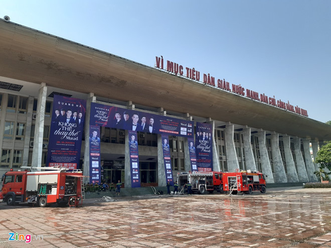 Các xe chữa cháy vẫn đang túc trực tại hiện trường. Ảnh: Hồng Quang. Các xe chữa cháy vẫn đang túc trực tại hiện trường. Ảnh: Hồng Quang.