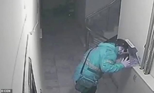 Sau khi đã thực hiện xong hành vi của mình, Burak S tiến đến trước cửa nhà ông Alyuz (thành phố Eslkisehir, Thổ Nhĩ Kỳ) để gọi ông này ra nhận hộp pizza được giao. Sau khi đã thực hiện xong hành vi của mình, Burak S tiến đến trước cửa nhà ông Alyuz (thành phố Eslkisehir, Thổ Nhĩ Kỳ) để gọi ông này ra nhận hộp pizza được giao.