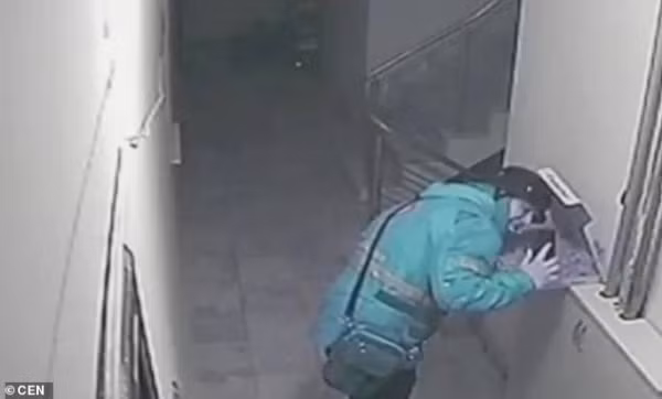 Sau khi đã thực hiện xong hành vi của mình, Burak S tiến đến trước cửa nhà ông Alyuz (thành phố Eslkisehir, Thổ Nhĩ Kỳ) để gọi ông này ra nhận hộp pizza được giao.