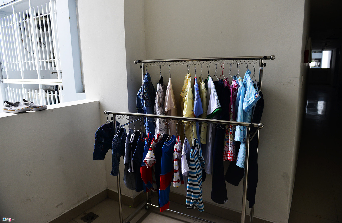 Hiện hành lang các tầng dưới của block A và B vẫn còn khá tối, nhiều căn hộ vẫn đóng kín cửa, chưa có cư dân trở lại. Một số khu vực cư dân còn dựng cả dàn quần áo, đồ đạc ở các hành lang.