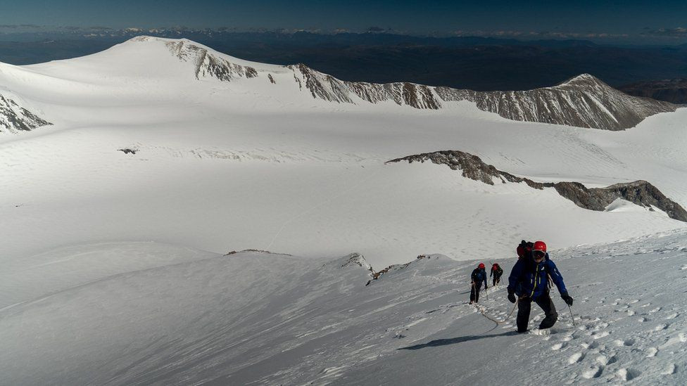 Hai cha con cùng nhau leo núi tuyết. Ảnh: Jamie Clarke.