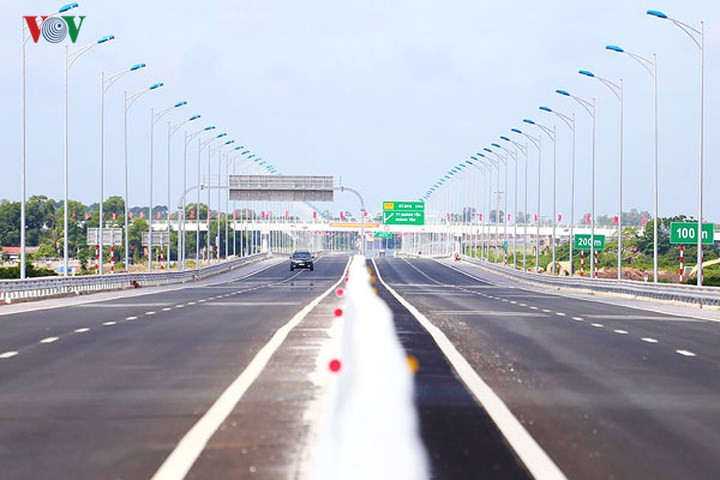 Đường gồm 4 làn xe, chiều rộng 25,5m. Trên tuyến bao gồm 5 cầu lớn.