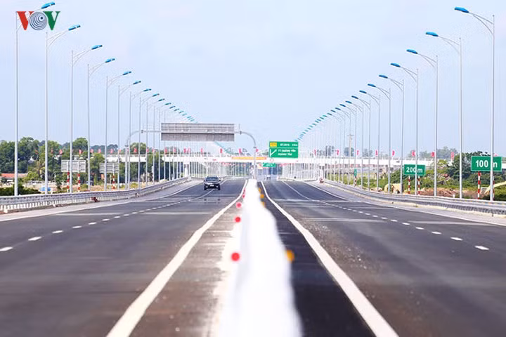 Đường gồm 4 làn xe, chiều rộng 25,5m. Trên tuyến bao gồm 5 cầu lớn.