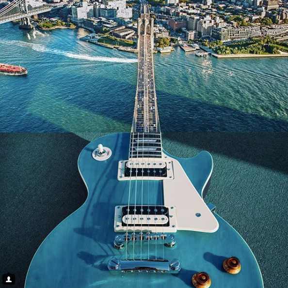 Cầu Brooklyn và một cây đàn guitar.