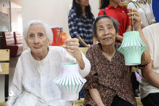 Từ những con người ban đầu xa lạ, sau thành quen, rồi hoá người thương lúc nào không hay.