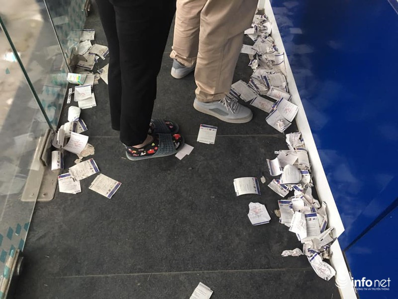 ATM của BIDV trên đường Giải Phóng ngập rác.