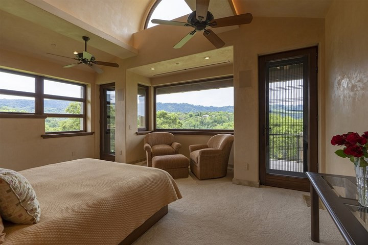 Phòng ngủ chính có cửa sổ mái và cửa sổ nhìn ra sườn đồi.
