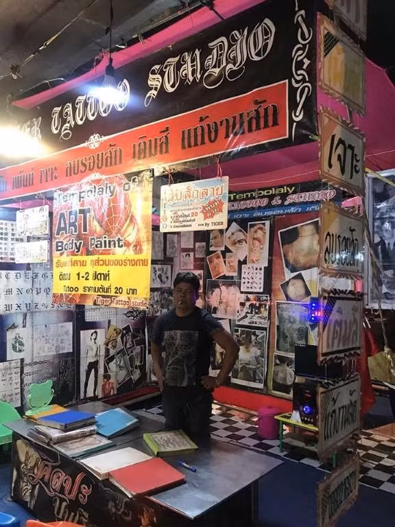 Tiệm xăm ở chợ đêm chỉ có giá từ 14K/ hình.