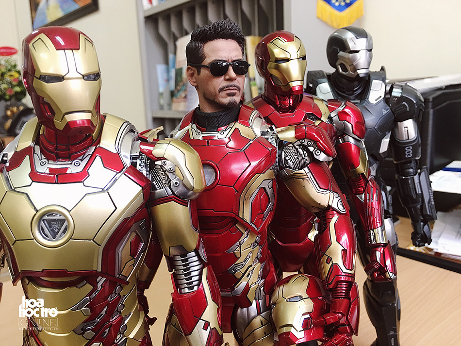 Thành sở hữu mô hình nhân vật Iron Man với nhiều phiên bản khác nhau.