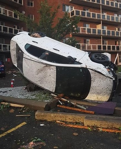 Vòi rồng lật nghiêng cả một ô tô như thế này.