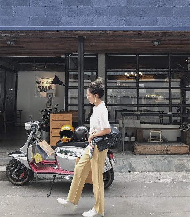 Bên ngoài quán được bày trí như một studio thu nhỏ để bạn tha hồ chụp choẹt. Ảnh: Cchles.