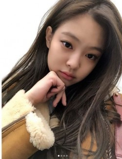 Đây là kết quả sau khi Jennie đã cố gắng rất nhiều, đến mức phải than thở “Chụp selfie khó thật đó”.