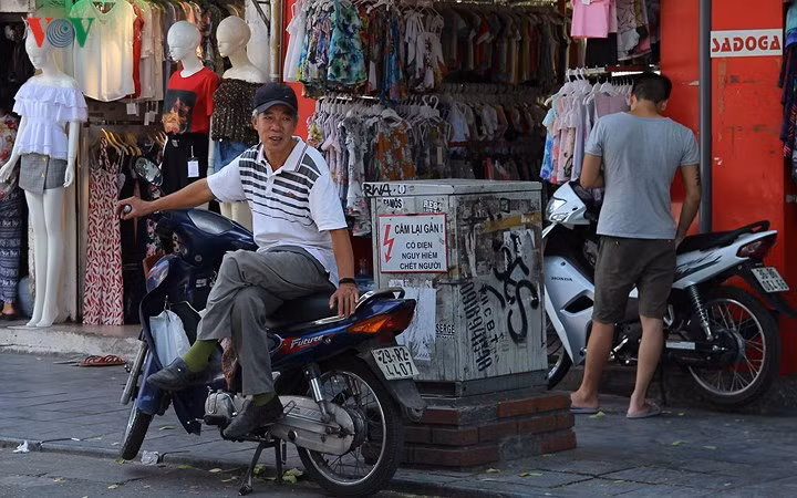 Biển cấm lại gần trở thành nơi đỗ xe đợi chờ của nhiều người.