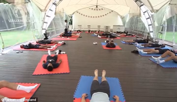Toàn cảnh buổi tập Yoga của ĐT Anh.