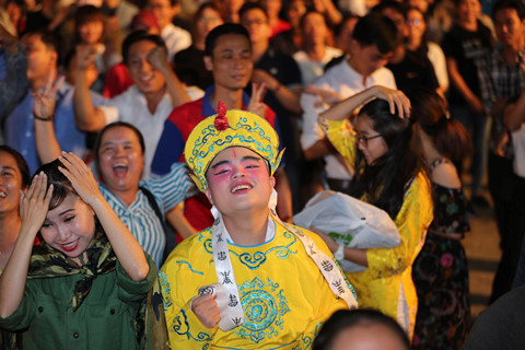 Một người hâm mộ với tạo hình đặc biệt này cho biết anh không thể tin vào mắt mình khi thủ môn Văn Lâm cản phá thành công một cú sút của cầu thủ Jordan.