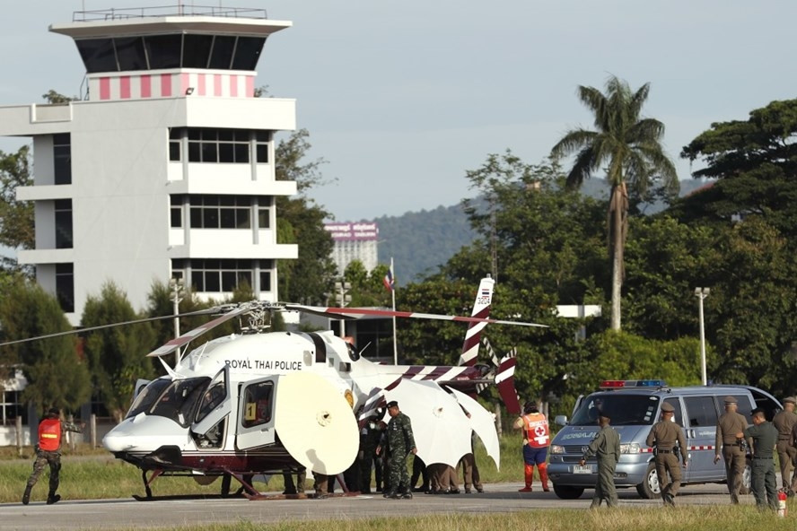 Chiếc trực thăng chở theo cậu bé được cứu chiều qua đến bệnh viện trung tâm tỉnh Chiang Rai.