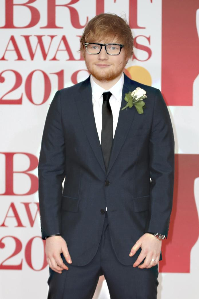 Quý ông Ed Sheeran nổi bật với chiếc nhẫn đính hôn trên tay. 