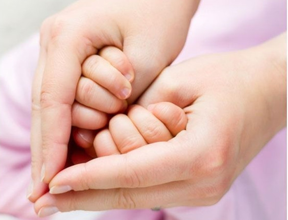 Người mẹ luôn có cách làm cho đứa con nhỏ của mình bình tĩnh lại.