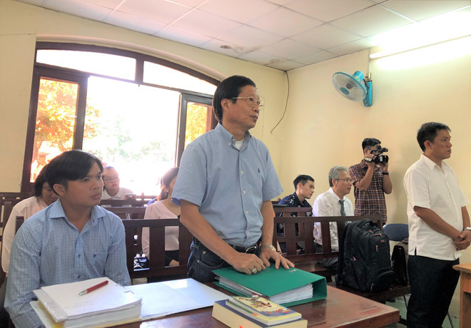 Ông Lê Linh (bìa phải) và đại diện bị đơn tại tòa.