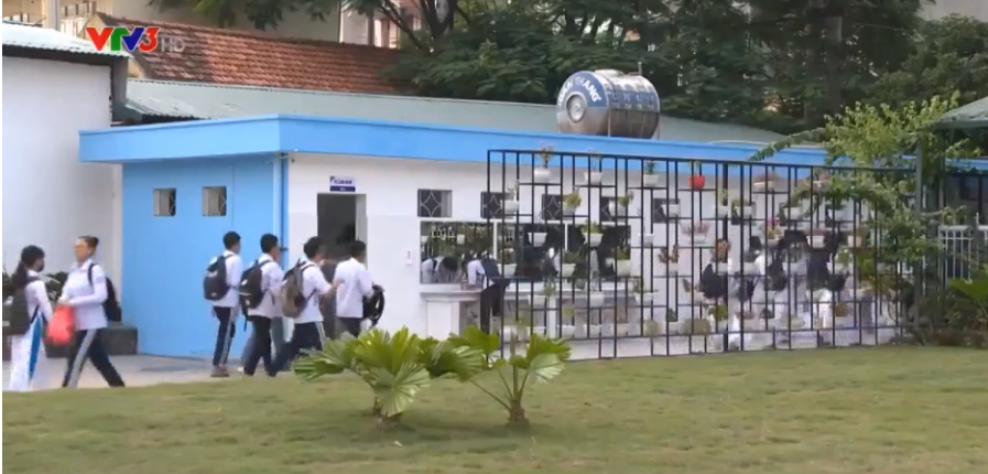 Cảnh quan bên ngoài nhà vệ sinh trong khuôn viên trường THPT Hoàng Quốc Việt