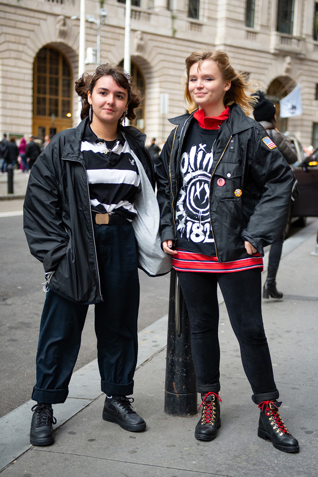 Từ trái qua: 2 thành viên của nhóm nhạc Living Proof (Isabella Rose Tabone và Olivia Cochrane, 14 tuổi) đều theo đuổi phong cách cổ điển.