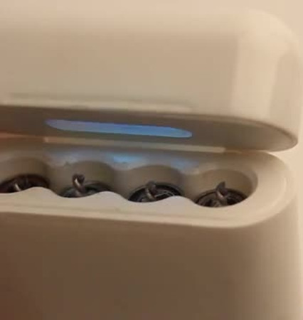 Trong hộp còn có đèn UV để diệt khuẩn cho ống hút nữa, có tuyệt không cơ chứ!