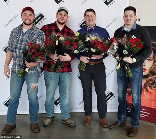 Anh Seth Stewart (trái) và nhóm bạn chuyên tặng hoa hồng vào ngày Valentine.