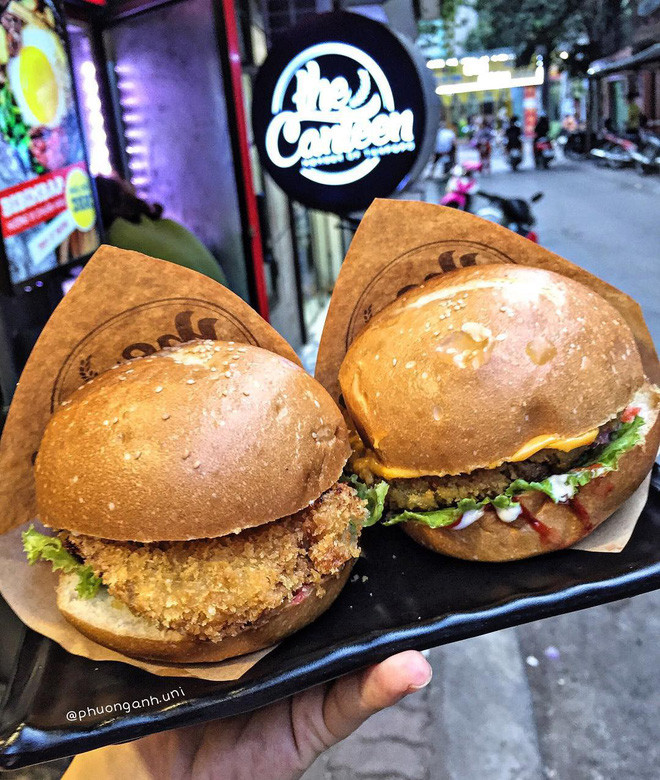 Hambuger thịt gà sang xịn cho teen có thể ăn trưa lẫn ăn vặt xế chiều. Ảnh: @phuonganh.uni