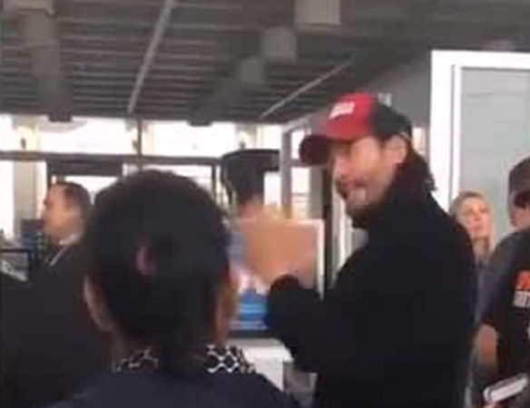 Reeves vui vẻ chờ xe bus cùng mọi hành khách khác.