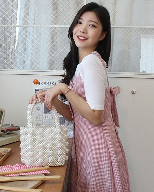 Túi đính cườm thường có thiết kế đơn giản giống như một chiếc túi tote thu nhỏ, cầm ở tay hay đeo khuỷu tay đều sang. Với sự trở lại lần này, túi kết cườm được biến tấu nhiều màu sắc mới lạ hơn.