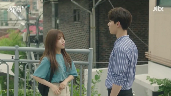 Đứng cạnh bạn diễn nam...