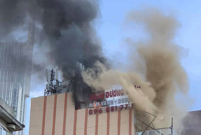 Nhà hàng bốc cháy ngùn ngụt. Ảnh: Thái Linh.