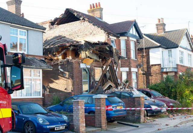 Một nửa căn nhà đã đổ sụp.