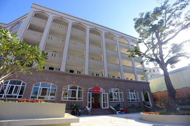 Công trình KTX sinh viên quốc tế có 5 tầng với 36 phòng ở khép kín, có đầy đủ tiện nghi hiện đại đáp ứng được trên 200 chỗ ở cho lưu học sinh cùng với đó là một khu bếp tập thể và một khu căn tin tiện nghi, sang trọng.