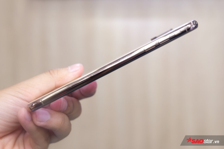 iPhone Xs Max có khung viền cấu thành từ thép không gỉ. Bên cạnh trái máy, người dùng có nút gạt tắt - mở âm thành và nút chỉnh âm lượng. Trong khi đó ở bên phải người dùng có phím nguồn. iPhone Xs Max có khung viền cấu thành từ thép không gỉ. Bên cạnh trái máy, người dùng có nút gạt tắt - mở âm thành và nút chỉnh âm lượng. Trong khi đó ở bên phải người dùng có phím nguồn.