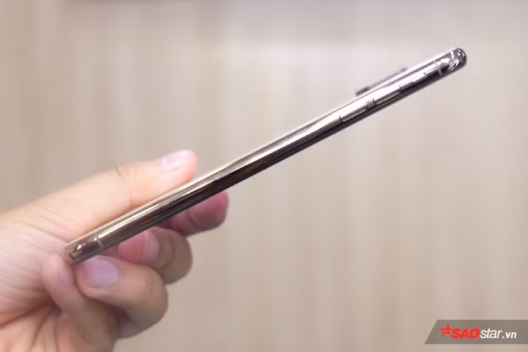iPhone Xs Max có khung viền cấu thành từ thép không gỉ. Bên cạnh trái máy, người dùng có nút gạt tắt - mở âm thành và nút chỉnh âm lượng. Trong khi đó ở bên phải người dùng có phím nguồn.