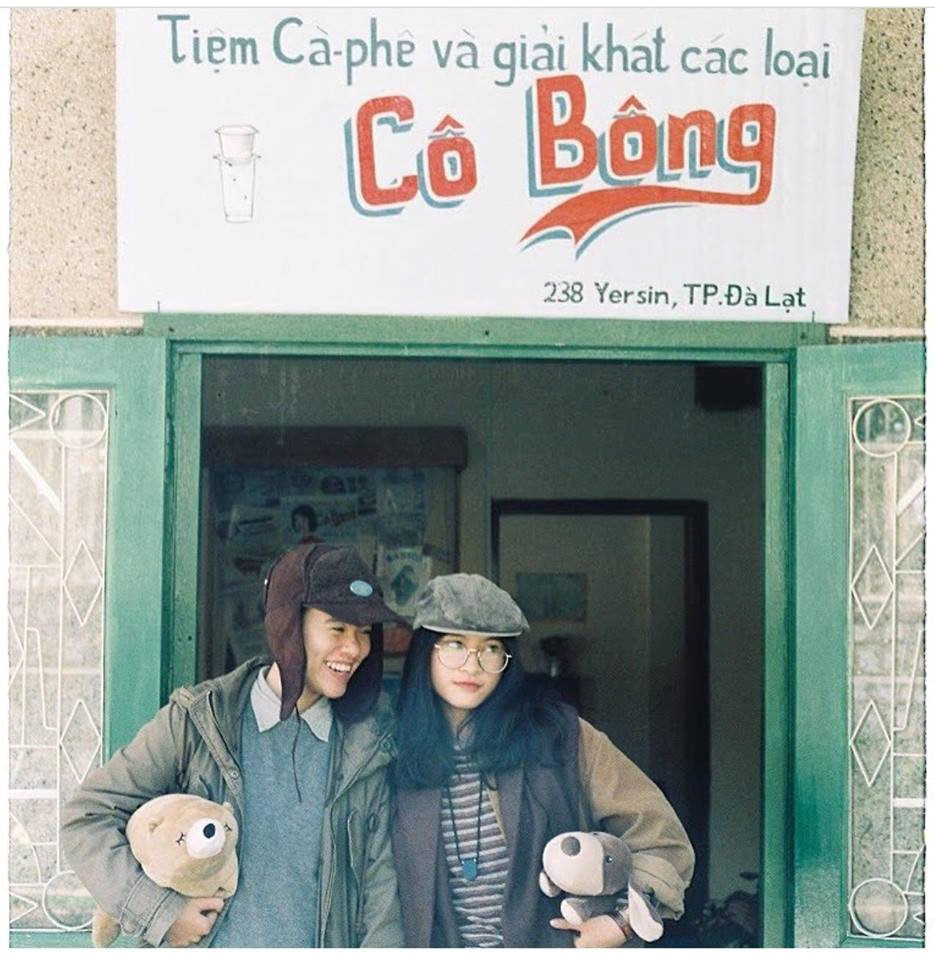 Không chỉ có mặt tiền, khu vực xung quanh quán cà phê cũng được trang trí xinh xắn. (Ảnh: IG @smouse)