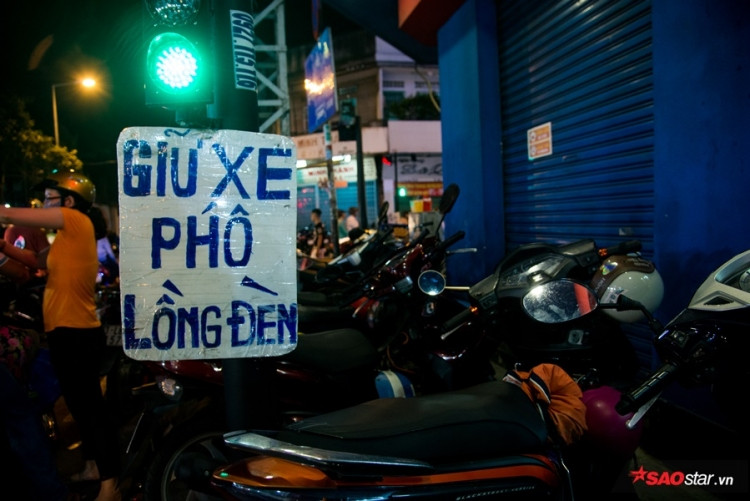 Vào những ngày cuối tuần, các khách tham quan phải đến tù rất sớm để tránh tình trạng hết chỗ gửi xe.