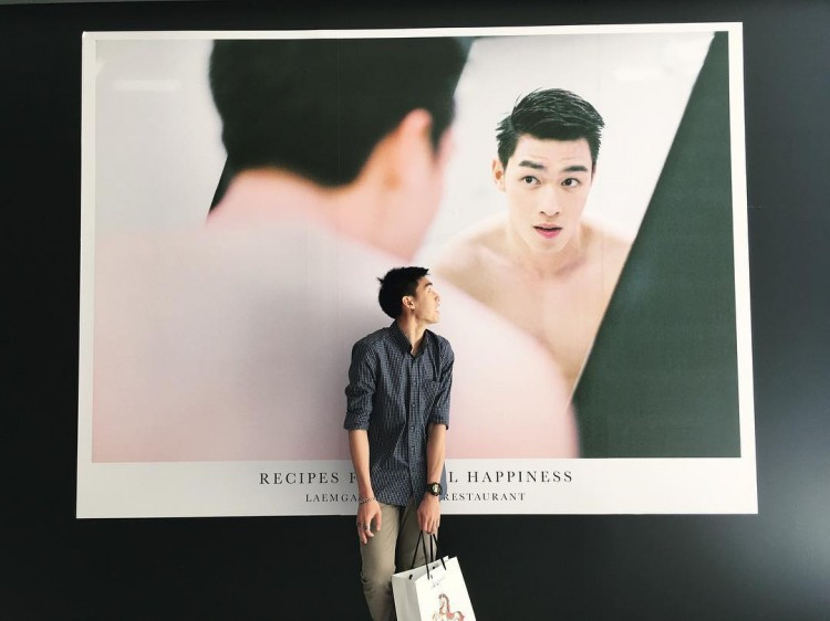 Anh chàng tạo trước bảng quảng cáo của mình.