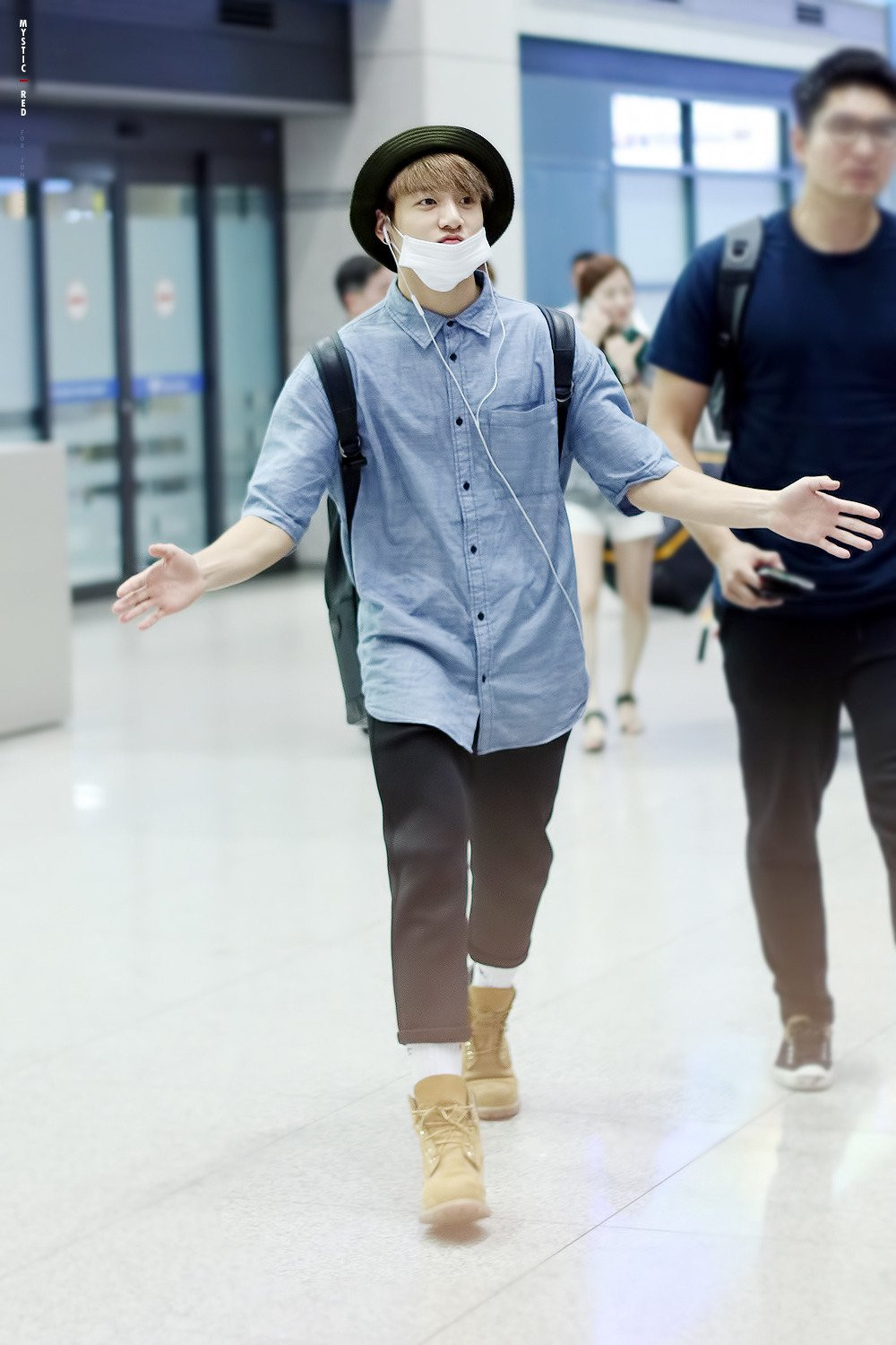 Từ "chàng trai nhà bên", BTS giờ đây chính là nhóm nhạc "chơi" đồ hiệu chất nhất K-Pop ảnh 13