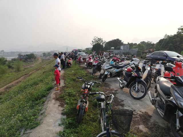 Rất đông người dân theo dõi công tác tìm kiếm các nạn nhân.