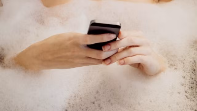 Sử dụng điện thoại di động trong khi tắm, nữ sinh 17 tuổi không may qua đời. (Ảnh minh họa)