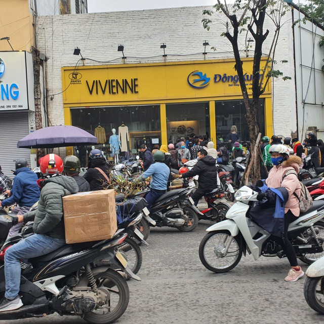 Nhiều con phố nơi có bán khẩu trang cũng gặp tình trạng tương tự. Nhiều con phố nơi có bán khẩu trang cũng gặp tình trạng tương tự.