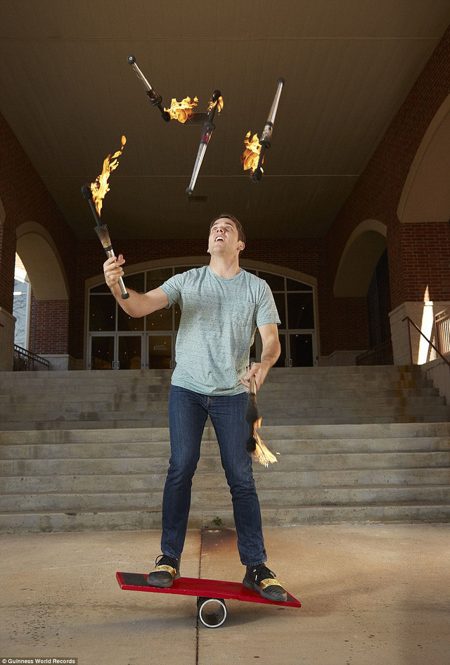 Số lượng bó đuốc nhiều nhất được tung hứng khi người thực hiện đang làm động tác thăng bằng là 5 bó. Kỷ lục này đạt được bởi anh chàng người Mỹ Josh Horton.
