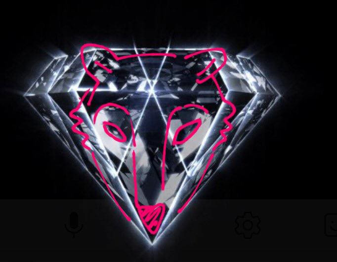 Nhiều bạn lại nhìn thấy khuôn mặt một con chó sói ẩn hiện trong viên kim cương, và chắc hẳn con sói này sẽ liên quan đến bài hit Wolf của EXO rồi.