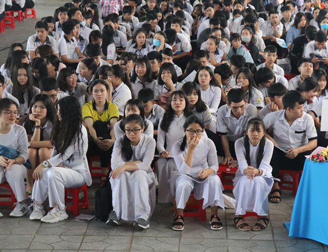 Học sinh lớp 12 ở Bình Thuận tham gia chương trình Tư vấn tuyển sinh do Báo Thanh Niên tổ chức. Ảnh: QUẾ HÀ.