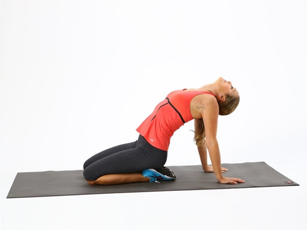 Động tác này giúp thư giãn cổ, ngực và vai.