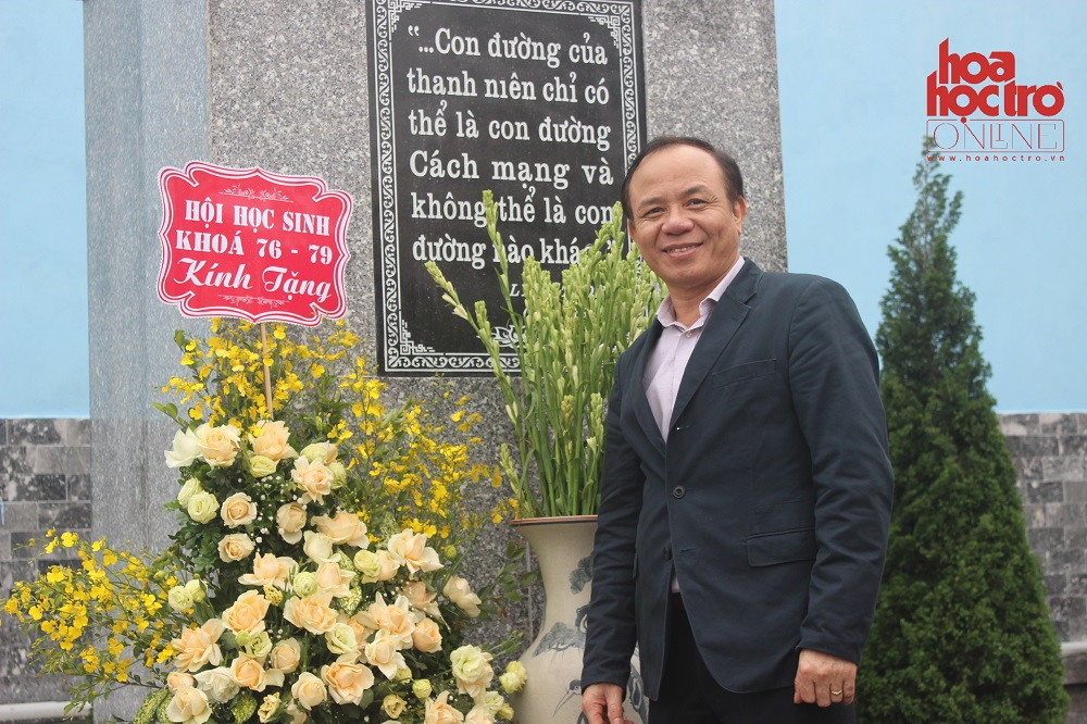 Chú Nguyễn Quốc Triển - Phó Tổng biên tập báo Sinh viên Việt Nam - Hoa Học Trò cũng là một cựu học sinh khóa 76 - 79 của trường đó nhé. Ảnh: Tuấn Linh